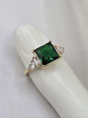 Swarovski Crystal Elements Gold Statement Ring Emerald Green Size 7.75 Prom